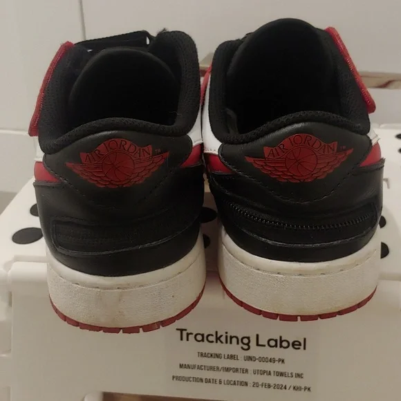 Nike Air Jordon 1 Low FlyEase - Picture 4 of 7